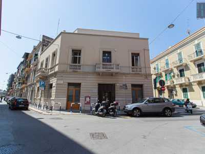 La prossima tappa � Adda, fondata nel 1963 e dagli anni 80 spostatasi da Corso Cavour nel quartiere Madonnella, in via Tanzi 59. Il palazzo � di epoca fascista e si inserisce nella parte del rione che ancora preserva l�aspetto della Bari di inizio 900